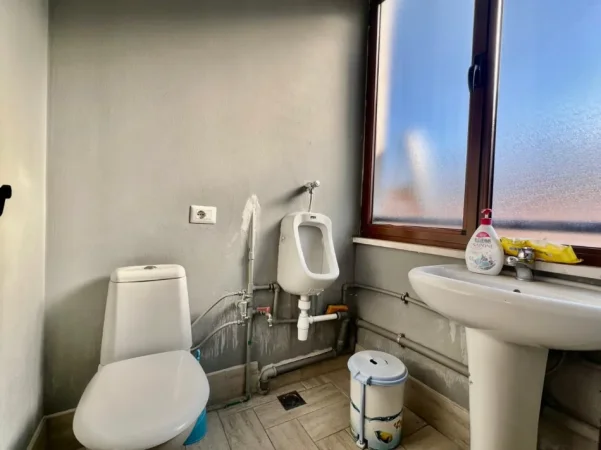 Tirane, jepet me qera zyre Kati 4, 160 m² 1.600 € 