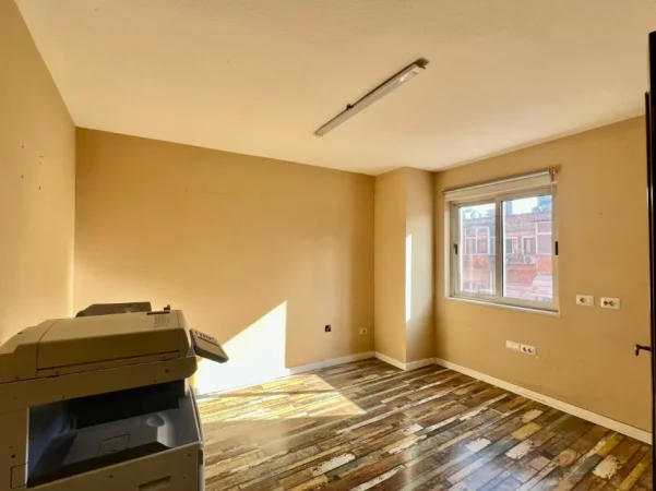 Tirane, jepet me qera zyre Kati 4, 160 m² 1.600 € 