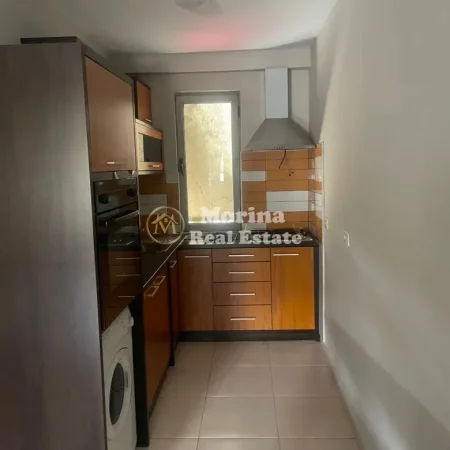 Tirane, jepet me qera apartament 1+1 Kati 2, 70 m² 450 € (Brryli)