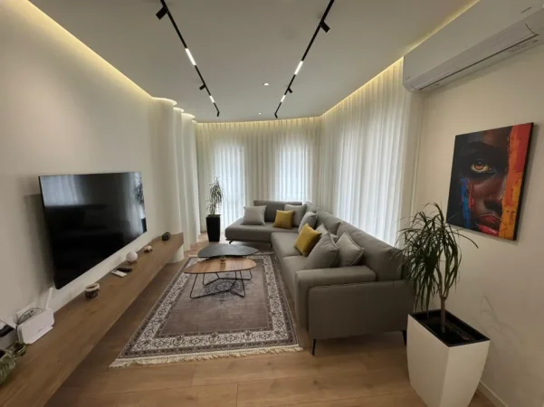 Tirane, jepet me qera apartament 2+1 Kati 5, 120 m² 1.100 €