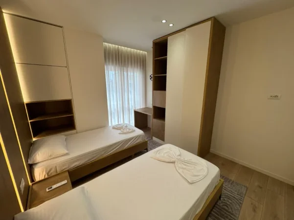 Tirane, jepet me qera apartament 2+1 Kati 5, 120 m² 1.100 €