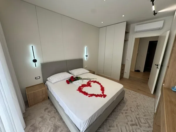 Tirane, jepet me qera apartament 2+1 Kati 5, 120 m² 1.100 €