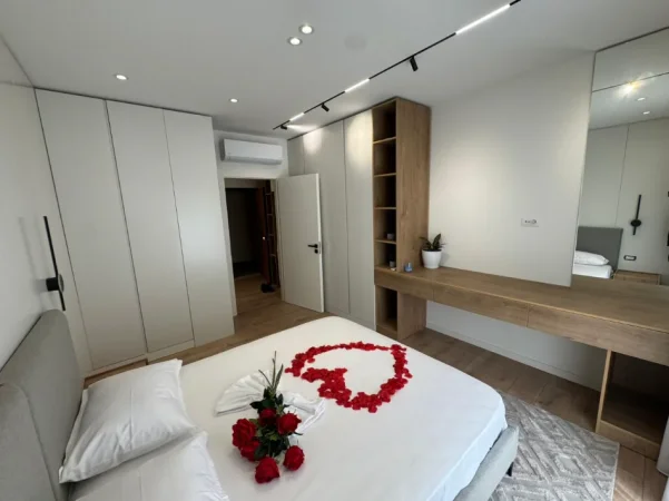 Tirane, jepet me qera apartament 2+1 Kati 5, 120 m² 1.100 €