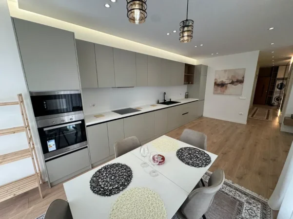 Tirane, jepet me qera apartament 2+1 Kati 5, 120 m² 1.100 €