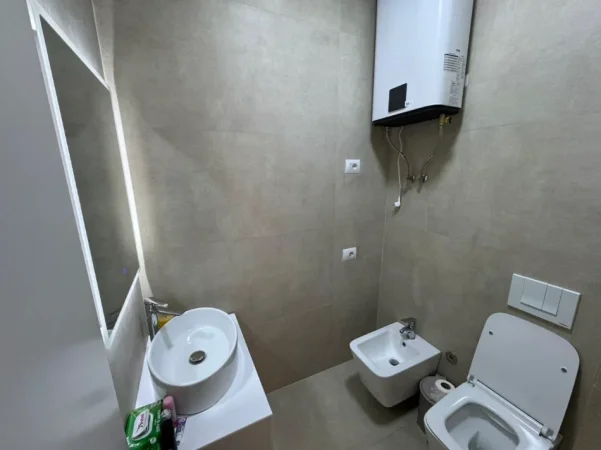 Tirane, jepet me qera apartament 2+1 Kati 5, 120 m² 1.100 €