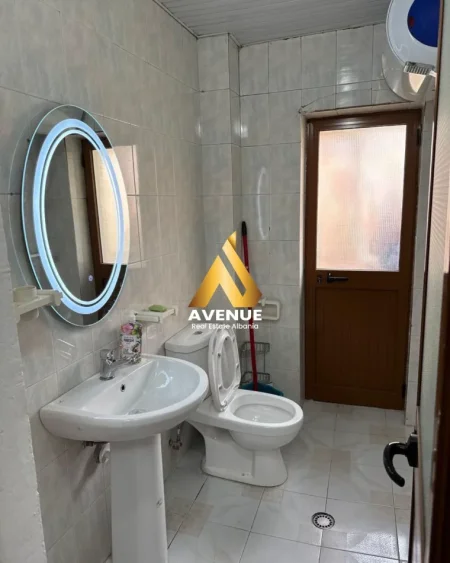 Tirane, jepet me qera apartament 1+1+Ballkon Kati 2, 50 m² 500 € (Rruga Milto Tutulani) Ish Blloku, Juridiku
