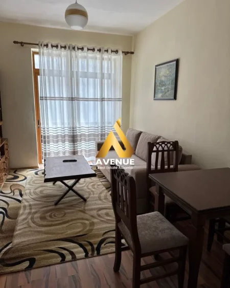 Tirane, jepet me qera apartament 1+1+Ballkon Kati 2, 50 m² 500 € (Rruga Milto Tutulani) Ish Blloku, Juridiku