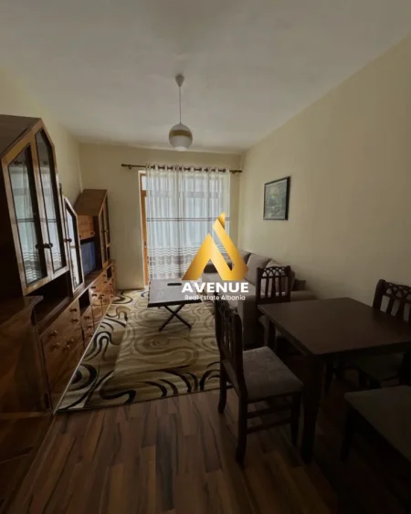 Tirane, jepet me qera apartament 1+1+Ballkon Kati 2, 50 m² 500 € (Rruga Milto Tutulani) Ish Blloku, Juridiku