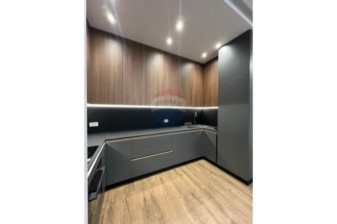 Tirane, jepet me qera apartament duplex 1+1+Ballkon Kati 4, 82 m² 1.000 € (Kompleksi Delijorgji)