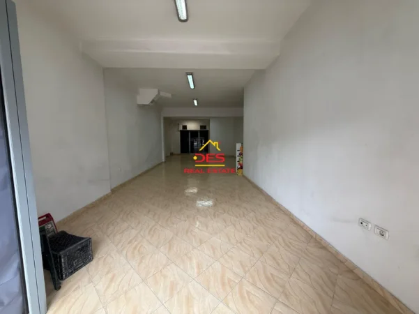 Vlore, jepet me qera ambjent biznesi Kati 0, 100 m² 300 € (Rruga Fiqirete Musta)