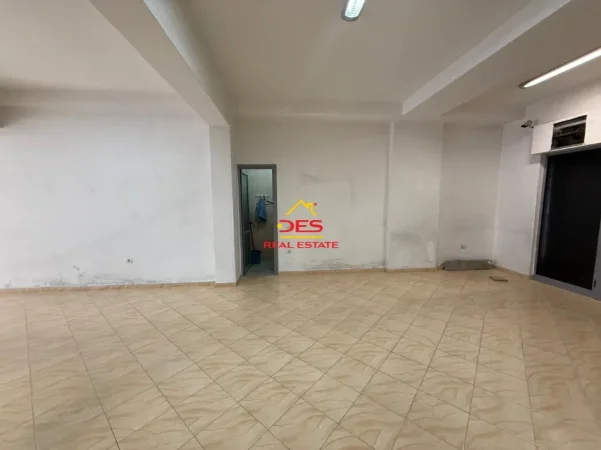 Vlore, jepet me qera ambjent biznesi Kati 0, 100 m² 300 € (Rruga Fiqirete Musta)