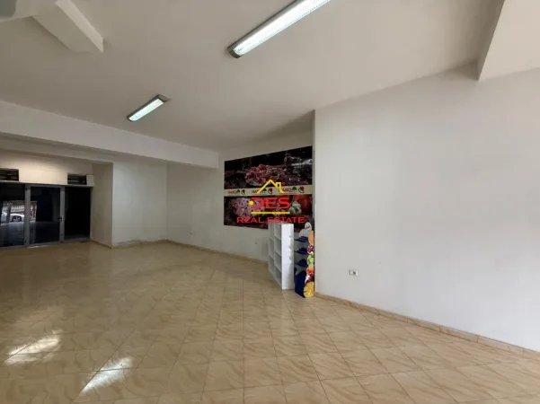 Vlore, jepet me qera ambjent biznesi Kati 0, 100 m² 300 € (Rruga Fiqirete Musta)