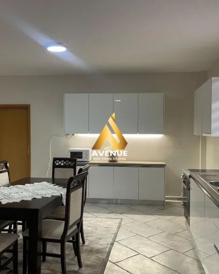 Tirane, jepet me qera Vile 2+1 Kati 1, 160 m² 650 € (Rruga Hoxha Tasim)