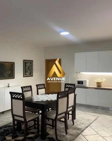 Tirane, jepet me qera Vile 2+1 Kati 1, 160 m² 650 € (Rruga Hoxha Tasim)