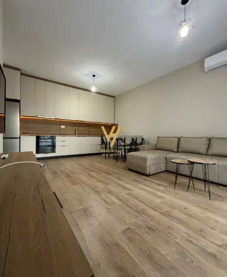 Tirane, jepet me qera apartament 1+1+Ballkon Kati 4, 56 m² 440 € (UNIVERS CITY)