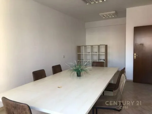 Tirane, jepet me qera apartament 2+1+BLK Kati 4, 109 m² 600 Euro (bllok)