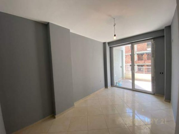 Shesim apartament 2+1+2+post parkimi tek kopshti botanik!!!