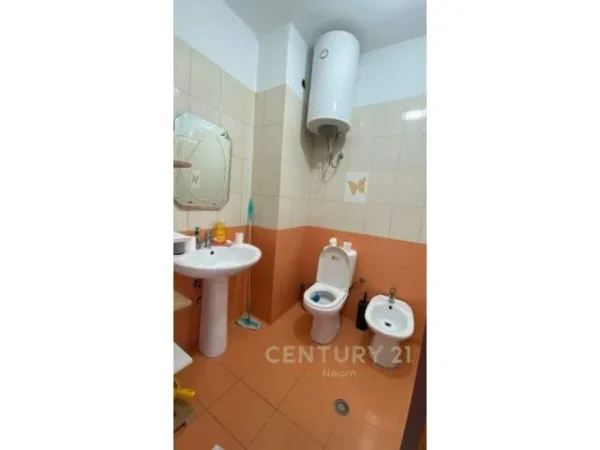 Tirane, jepet me qera apartament 2+1+BLK 115 m² 700 Euro (kopshti zologjik)