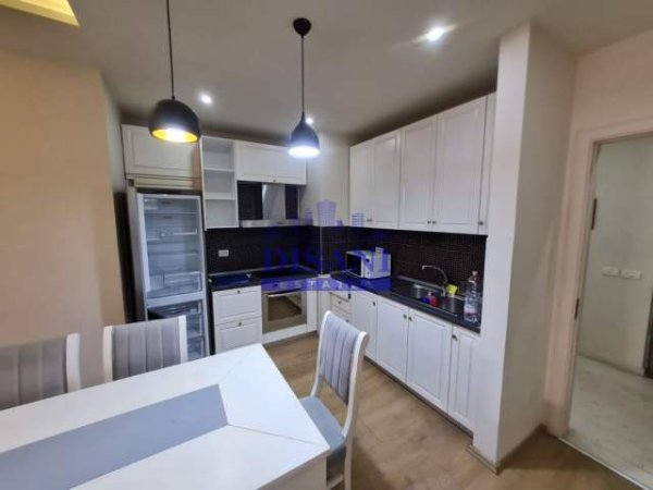 Tirane, jepet me qera apartament Kati 9, 130 m² 900 Euro (Rruga Panorama)