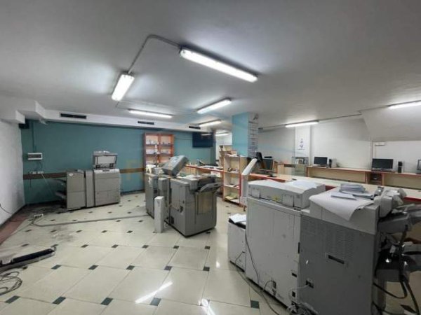 Tirane, jepet me qera ambjent biznesi Kati -1, 200 m² 1.500 Euro (Rr. Muhamet Gjollesha)