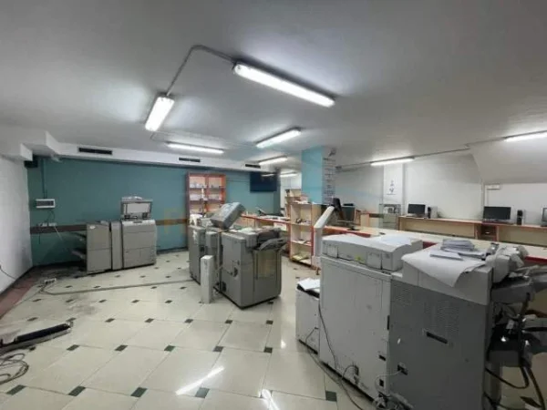 Tirane, jepet me qera ambjent biznesi Kati -1, 200 m² 1.500 Euro (Rr. Muhamet Gjollesha)