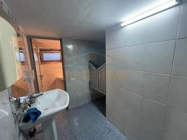 Tirane, jepet me qera ambjent biznesi Kati -1, 200 m² 1.500 Euro (Rr. Muhamet Gjollesha)