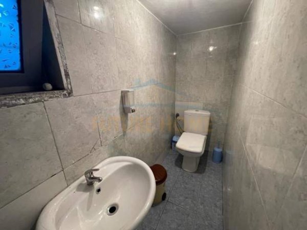 Tirane, jepet me qera ambjent biznesi Kati -1, 200 m² 1.500 Euro (Rr. Muhamet Gjollesha)