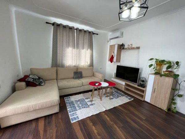 Tirane, jepet me qera apartament Kati 2, 550 Euro (Shkolla Partizani)