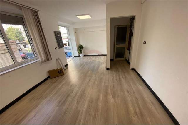 Tirane, jepet me qera zyre Kati 1, 80 m² 490 Euro (Rruga e Kavajes)