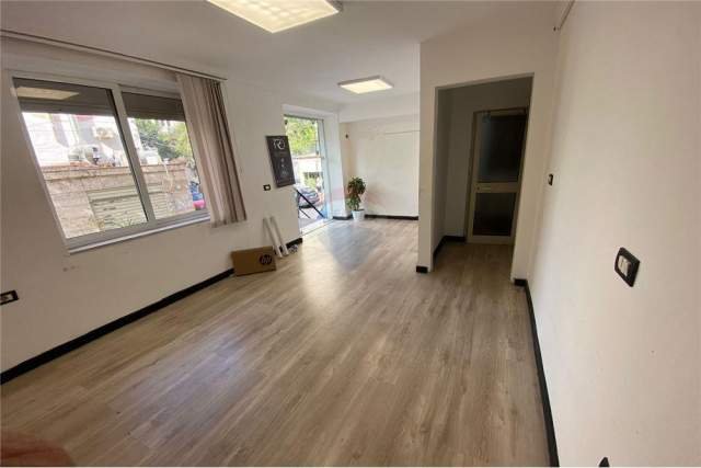 Tirane, jepet me qera zyre Kati 1, 80 m² 490 Euro (Rruga e Kavajes)