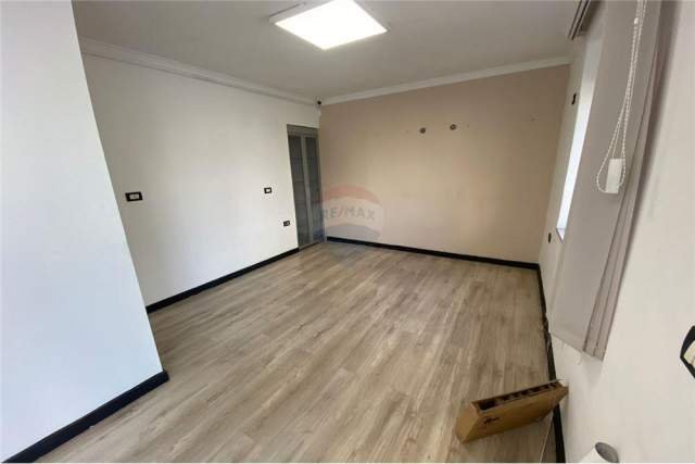 Tirane, jepet me qera zyre Kati 1, 80 m² 490 Euro (Rruga e Kavajes)