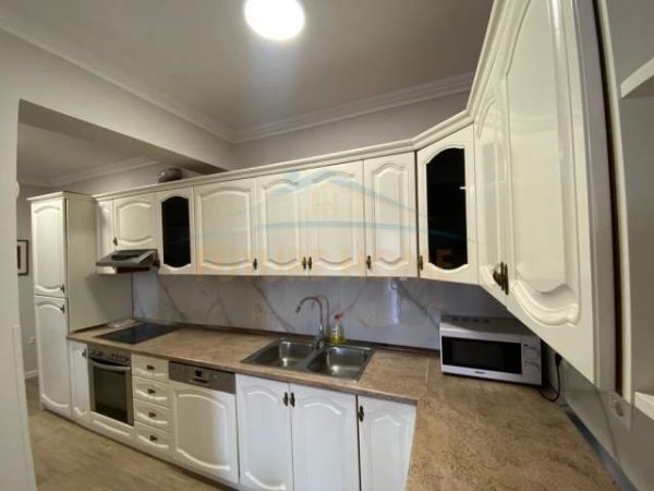 Tirane, jepet me qera apartament Kati 6, 129 m² 900 Euro (Qender)