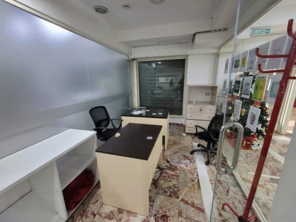 Tirane, jepet me qera zyre Kati -1, 415 m² 2.500 Euro (Myslym Shyr, Rruga "Him Kolli")