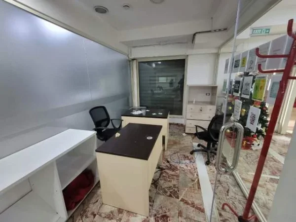Tirane, jepet me qera zyre Kati -1, 415 m² 2.500 Euro (Myslym Shyr, Rruga "Him Kolli")