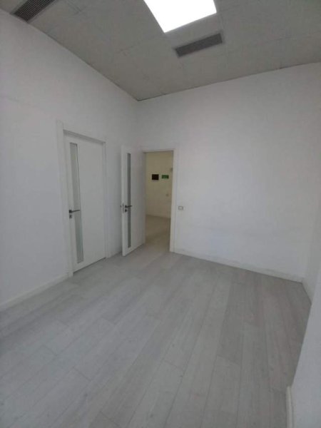 Tirane, jepet me qera ambjent biznesi Kati 1, 60 m² 500 Euro (Bar Oslo)