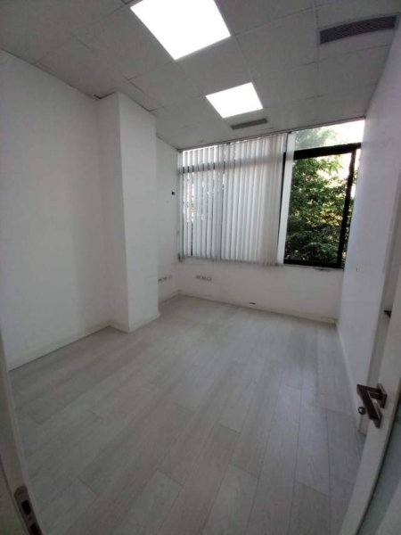 Tirane, jepet me qera ambjent biznesi Kati 1, 60 m² 500 Euro (Bar Oslo)
