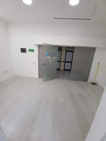 Tirane, jepet me qera ambjent biznesi Kati 1, 60 m² 500 Euro (Bar Oslo)