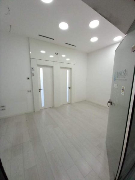 Tirane, jepet me qera ambjent biznesi Kati 1, 60 m² 500 Euro (Bar Oslo)