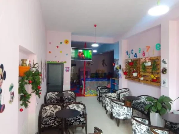 Berat, Shes tavolina kolltuqe, komplete per bar 40.000 Lek