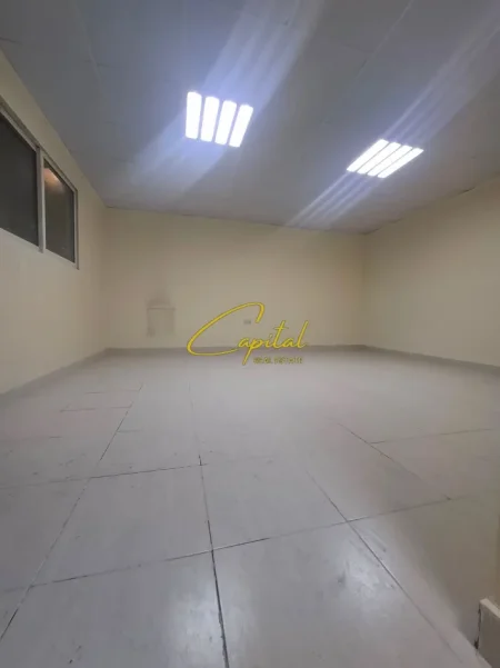 Tirane, jepet me qera magazine Kati 0, 55 m² 290 € (5 MAJI)