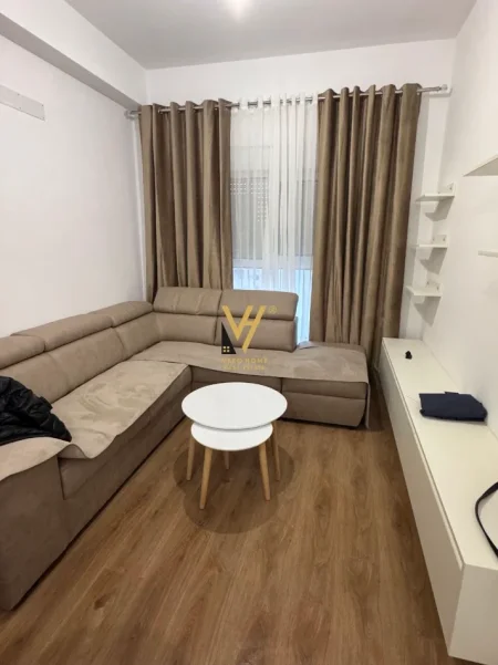 Tirane, jepet me qera apartament 1+1+Ballkon Kati 5, 50 m² 470 € (ALI DEMI)