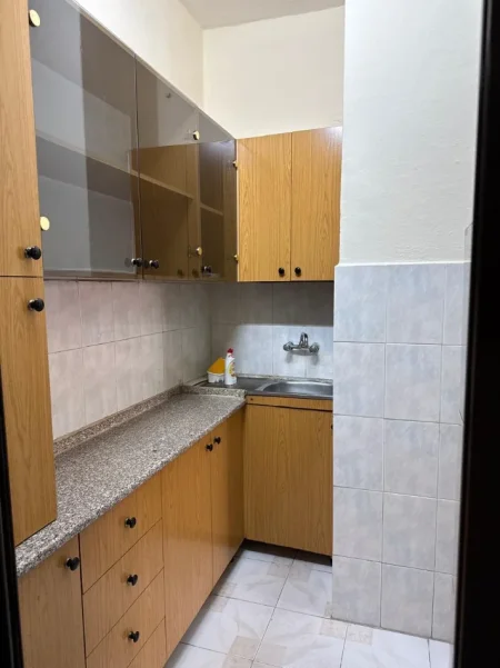 Tirane, jepet me qera apartament 1+1 Kati 2, 55 m² 500 € (BLLOK)