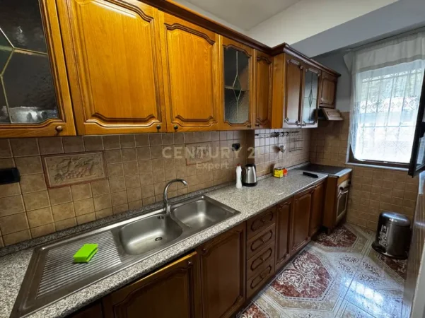 Tirane, jepet me qera apartament 2+1 Kati 2, 550 € 