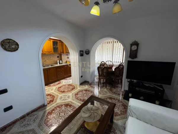 Tirane, jepet me qera apartament 2+1 Kati 2, 550 € 