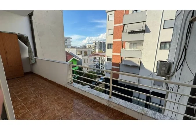 Tirane, jepet me qera apartament 2+1+Aneks+Ballkon Kati 2, 80 m² 650 € (komune e Parisit)