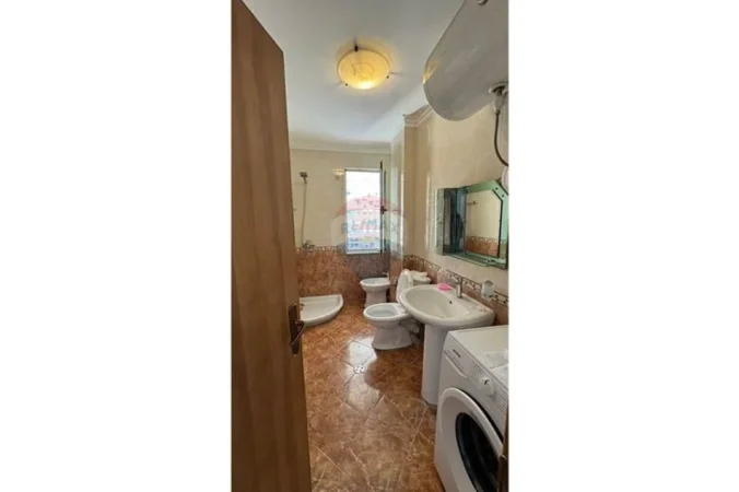 Tirane, jepet me qera apartament 2+1+Aneks+Ballkon Kati 2, 80 m² 650 € (komune e Parisit)