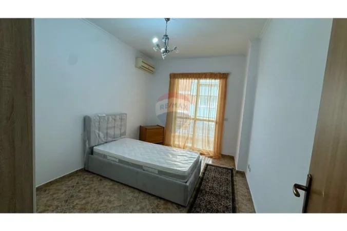 Tirane, jepet me qera apartament 2+1+Aneks+Ballkon Kati 2, 80 m² 650 € (komune e Parisit)