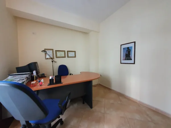 Okazion. Jap me qera zyre 70 m² (1+1) Rruga e Kavajёs, Tiranё - 360 Euro