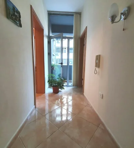 Okazion. Jap me qera zyre 70 m² (1+1) Rruga e Kavajёs, Tiranё - 360 Euro