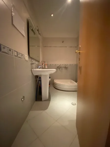 Okazion. Jap me qera zyre 70 m² (1+1) Rruga e Kavajёs, Tiranё - 360 Euro